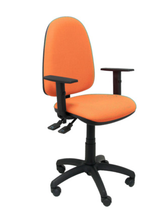 Silla de oficina Tribaldos naranja con brazos regulables